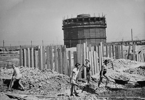 1951 Děvčata na stavbě